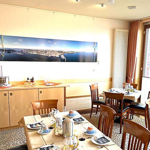 Das Panorama hängt im Frühstücksraum im schönsten Hotel auf der Hafeninsel in Stralsund, links der Dänholm, dann die Mole, der Stadthafen, dahinter die ganze Altstadt und rechts der Blick bis nach Parow, ergänzt mit kleinen Hinweispfeilen zu den Hauptsehenwürdigkeiten der wunderschönen Hansestadt - aufgezogen auf AluDibond, unendlich haltbar und pflegeleicht: https://www.jam-fineartprint.de/